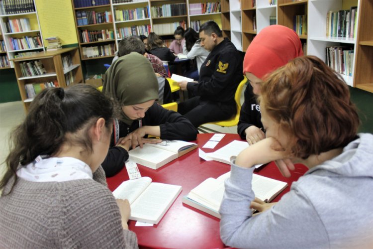 Bursa Keles'te bütün idareciler öğrencilerle beraber kitap okuyor