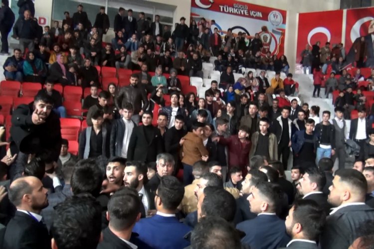 Sunucu, kavgayı durdurmak i&ccedil;in İstiklal Marşı s&ouml;yledi