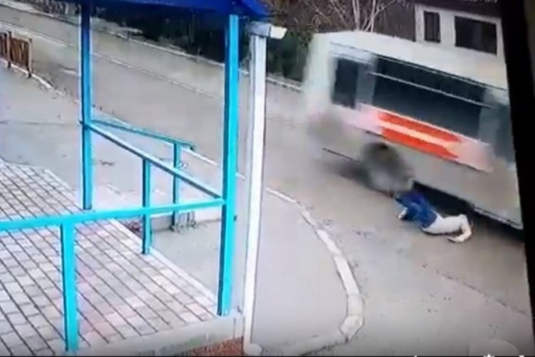 Yola d&uuml;şen kadın &ouml;l&uuml;mden kıl payı kurtuldu