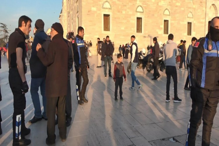 Cami avlusunda bı&ccedil;aklı kavga