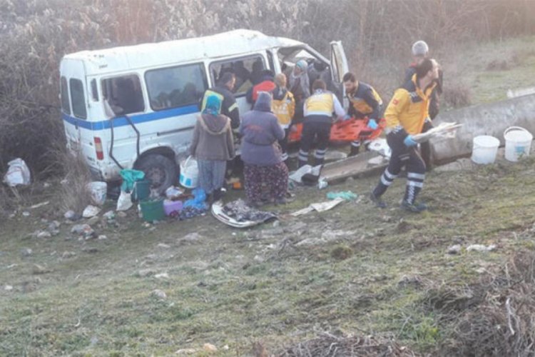 İş&ccedil;i servisi ile otomobil &ccedil;arpıştı: 13 yaralı
