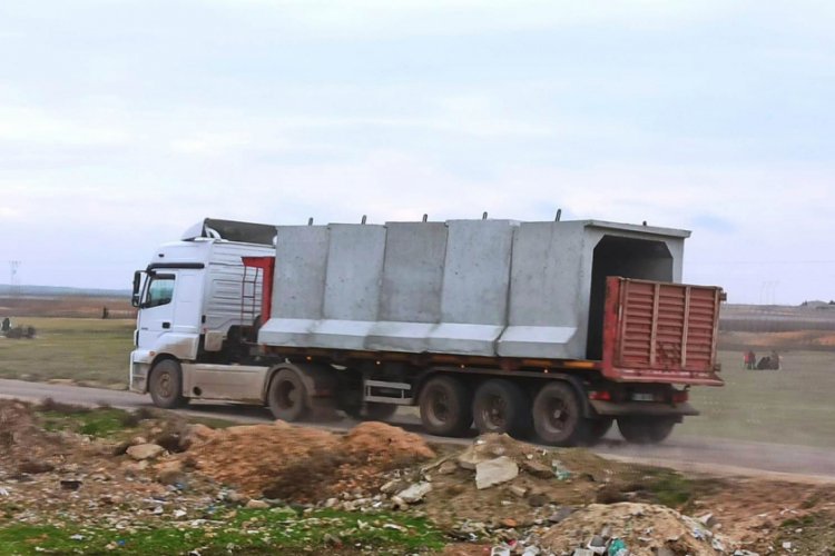Sınır hattındaki karakollara beton blok sevkıyatı