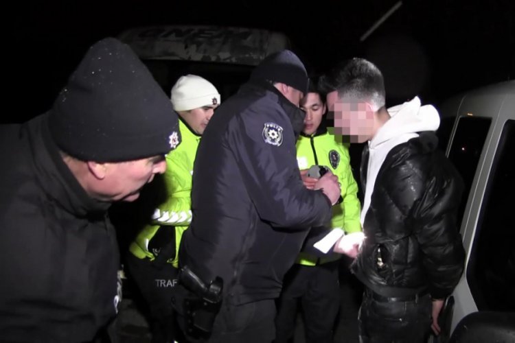 Polisi g&ouml;r&uuml;nce ka&ccedil;an s&uuml;r&uuml;c&uuml;, saklandığı k&uuml;meste yakalandı