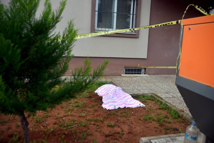 9'uncu kattan atlayan yaşlı kadın &ouml;ld&uuml;