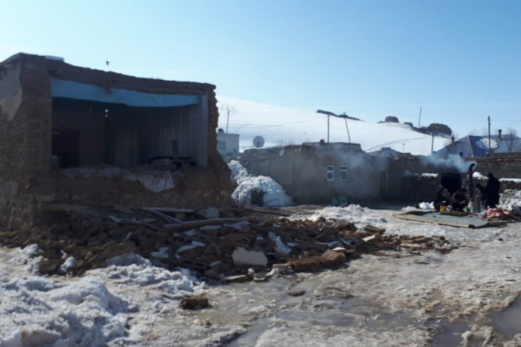 9 kişinin hayatını kaybettiği deprem b&ouml;lgesinde yaralar sarılmaya &ccedil;alışılıyor