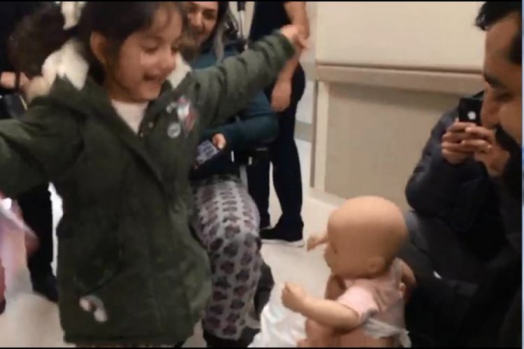 Kazada kaybolan bebeğine kavuşunca havalara u&ccedil;tu