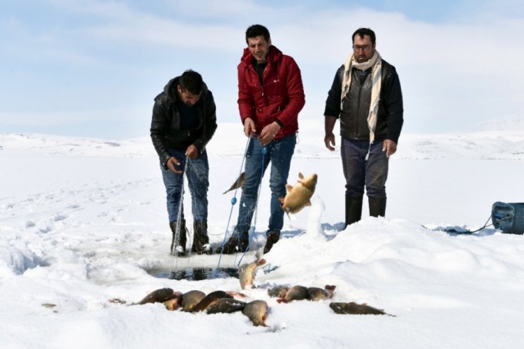Donan g&ouml;lde Eskimo usul&uuml; balık avı