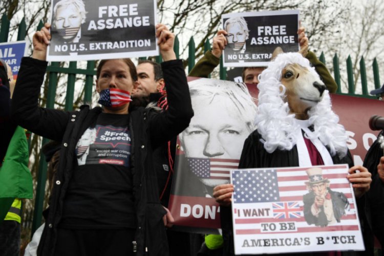 Assange, hakim karşısına &ccedil;ıktı