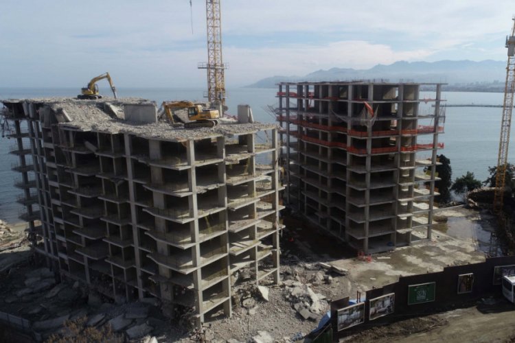 Ordu'da 17 katlı binaların yıkımı s&uuml;r&uuml;yor