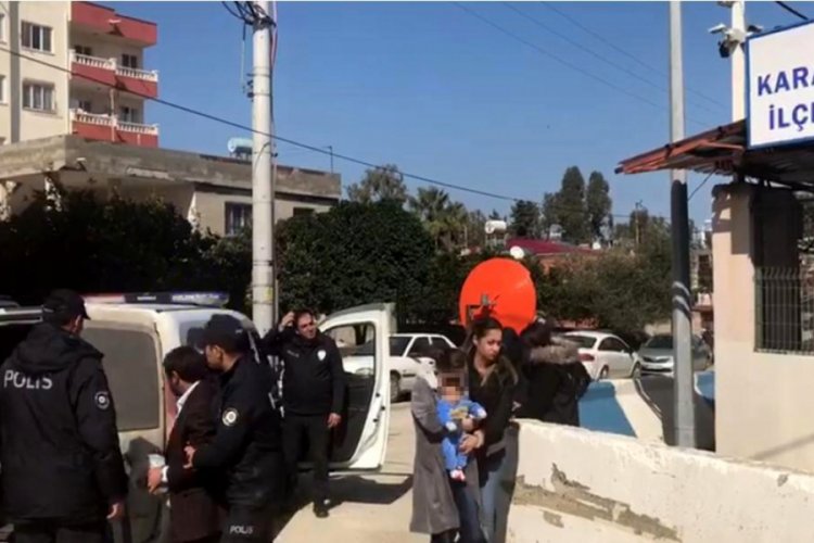 Hırsızlık ş&uuml;phelisi, kucağında bebeğiyle emniyete getirildi