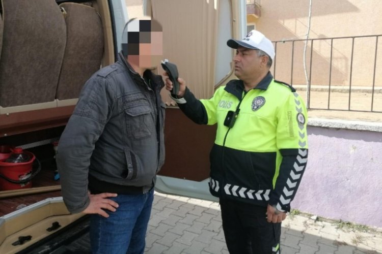Servis şof&ouml;r&uuml; alkoll&uuml; &ccedil;ıktı, &ouml;ğrencileri okula polis bıraktı