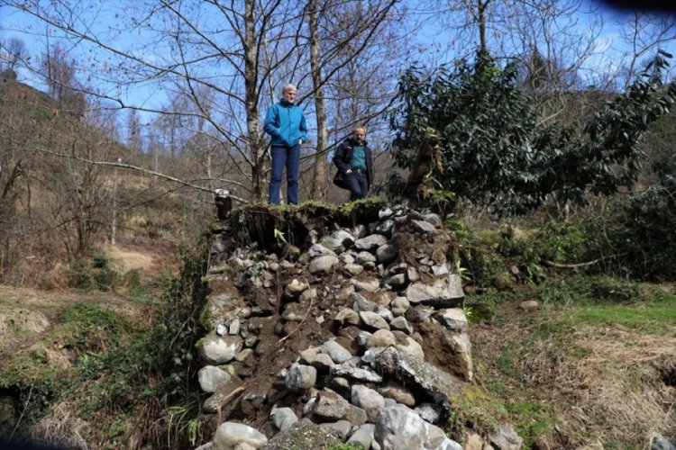 Tarihi kemer k&ouml;pr&uuml; yıkıldı