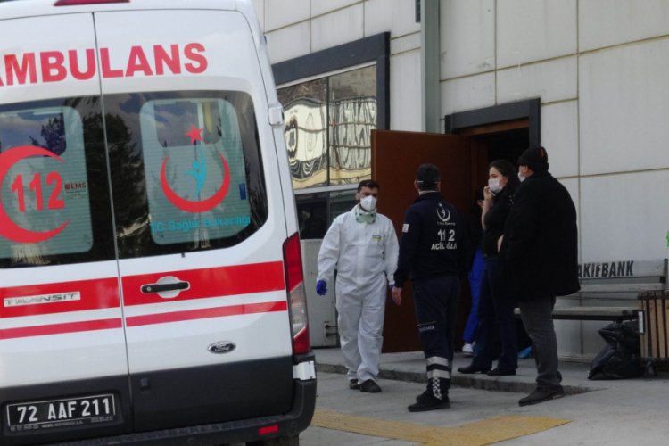 İntihar i&ccedil;in fare zehri kullandı, 4 yakını ile hastanelik oldu