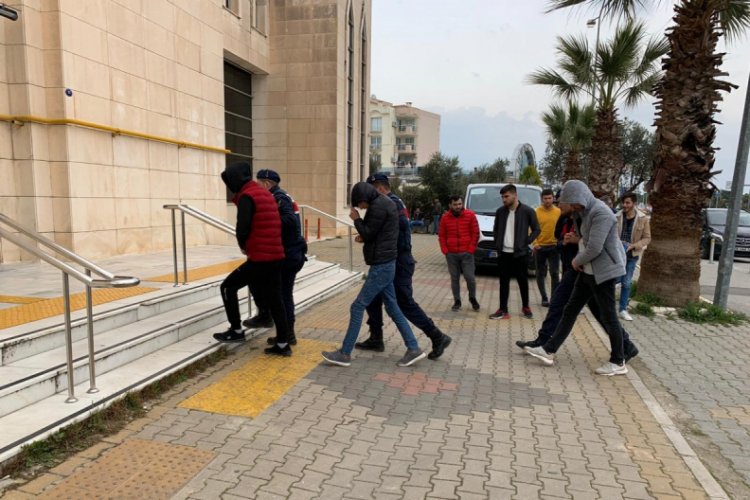 İzmir'de kiraladıkları ara&ccedil;la hırsızlık yapan ş&uuml;pheliler yakalandı