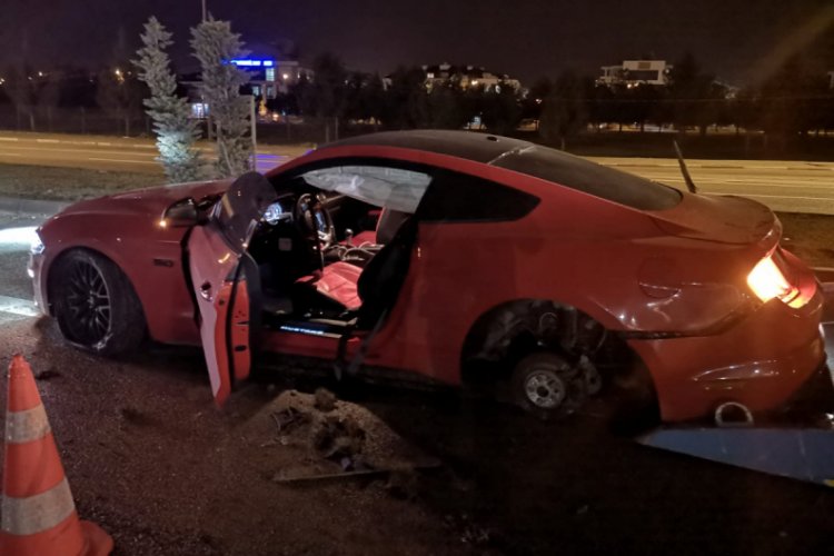 Bursa'da l&uuml;ks otomobil karşı şeride ge&ccedil;ti: 2 yaralı