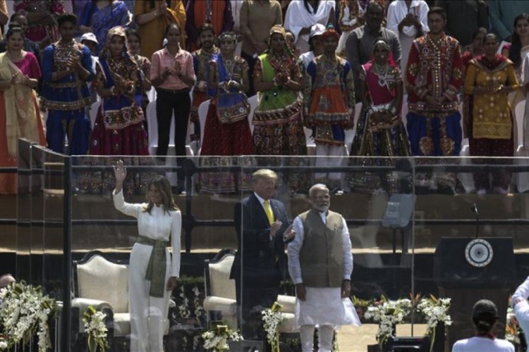 ABD Başkanı Trump, Hindistan'da stadyumda yaklaşık 100 bin kişiye hitap etti
