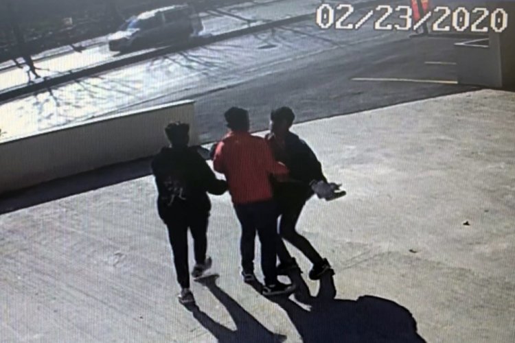 Sosyal medya i&ccedil;in video &ccedil;eken genci bayıltana kadar d&ouml;vd&uuml;ler