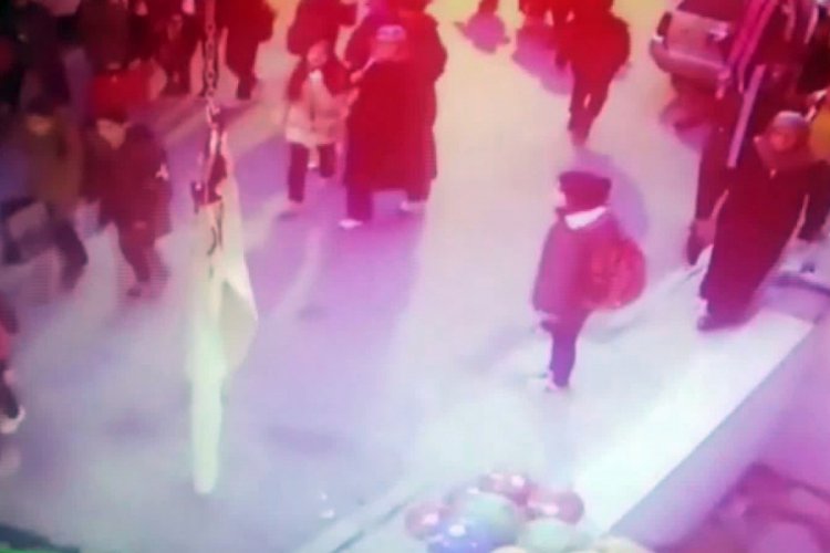 Yaşlı kadın merdiven boşluğuna d&uuml;şt&uuml;