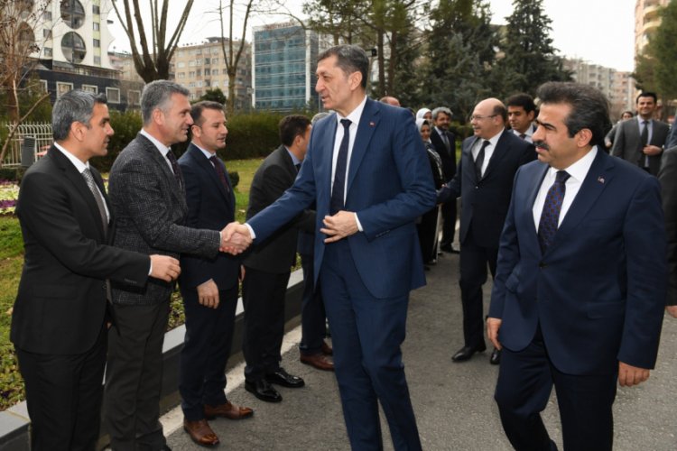 Bakan Sel&ccedil;uk'tan Diyarbakır B&uuml;y&uuml;kşehir Belediyesi'ne ziyaret