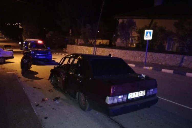 Ters şeride giren otomobilin motosikletle &ccedil;arpıştı