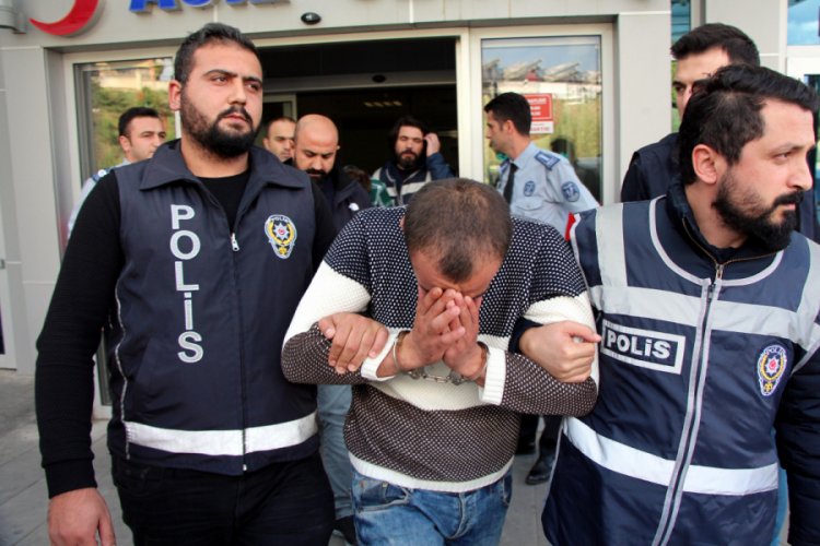 Annesini &ouml;ld&uuml;ren ağabeyine yardımla su&ccedil;lanan sanığın avukatı davadan &ccedil;ekildi