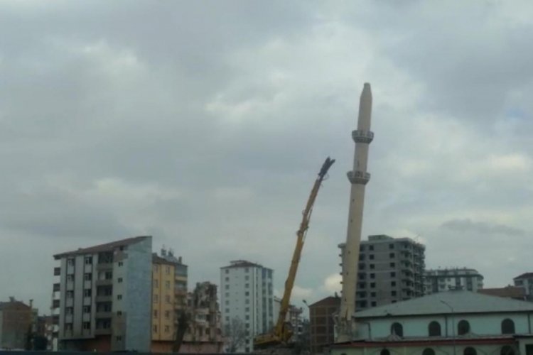 Depremde hasar g&ouml;ren minare b&ouml;yle yıkıldı