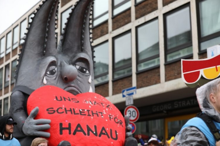 Almanya'daki karnavalda Hanau saldırısı unutulmadı