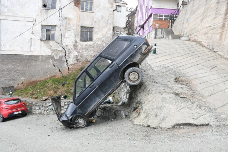 Freni patlayan ara&ccedil; kaza yaptı