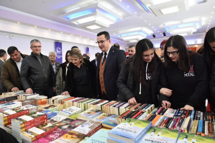 Bursa Mustafakemalpaşa'da kitap g&uuml;nlerine yoğun ilgi