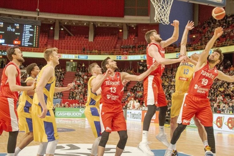 A Milli Erkek Basketbol Takımı'nın y&uuml;z&uuml; g&uuml;lm&uuml;yor