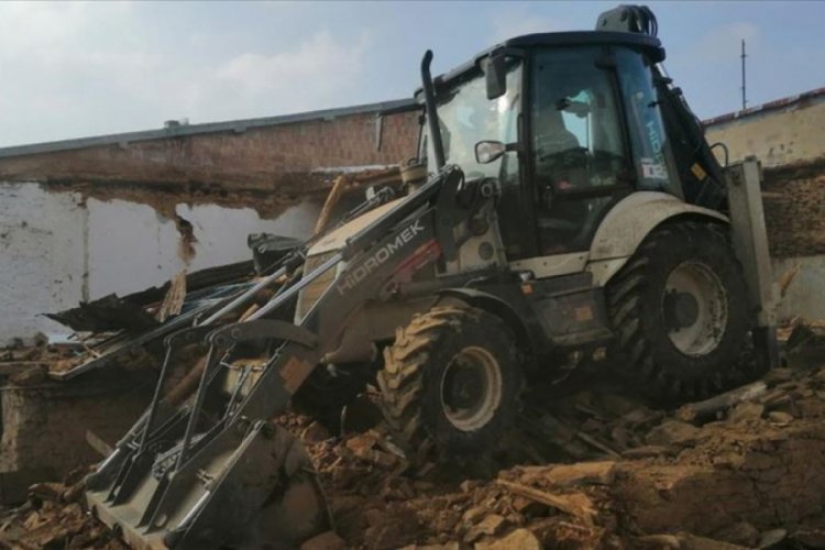 Malatya'da ağır hasarlı evler kontroll&uuml; şekilde yıkılıyor