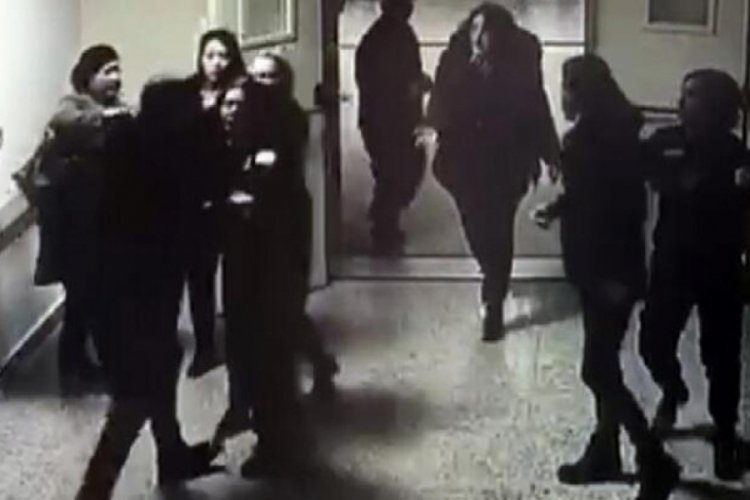 Hasta yakınları g&uuml;venlik&ccedil;ilere saldırdı!