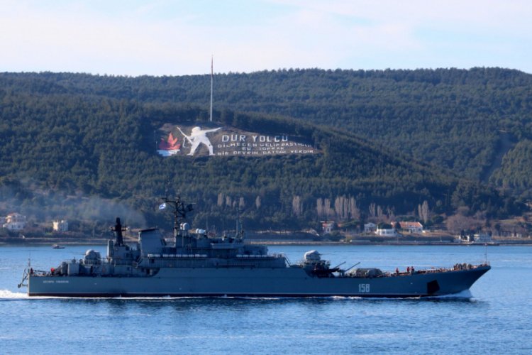 Rus savaş gemisi 'Caesar Kunikov', &Ccedil;anakkale Boğazı'ndan ge&ccedil;ti