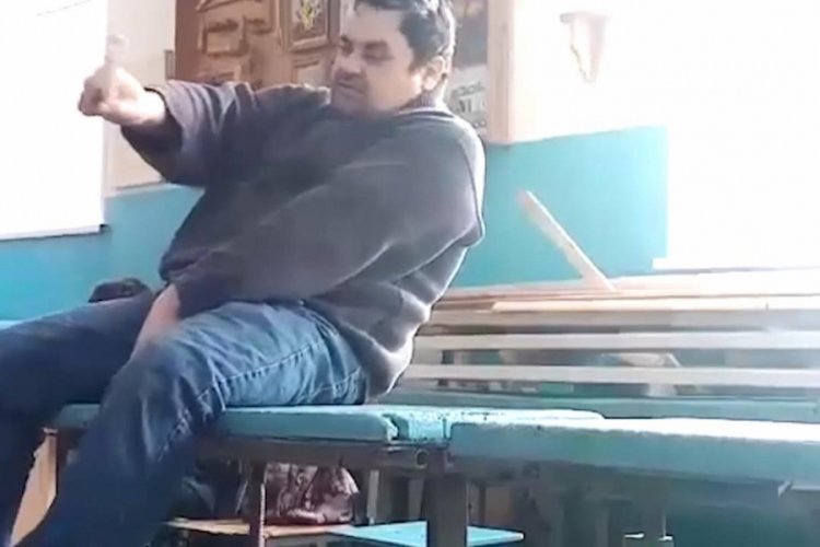 Derse alkoll&uuml; giren &ouml;ğretmen masadan d&uuml;ş&uuml;p uyuya kaldı