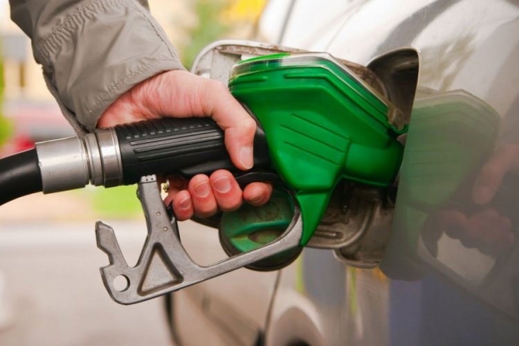 Benzinin litre fiyatına 10 kuruş indirim yapıldı
