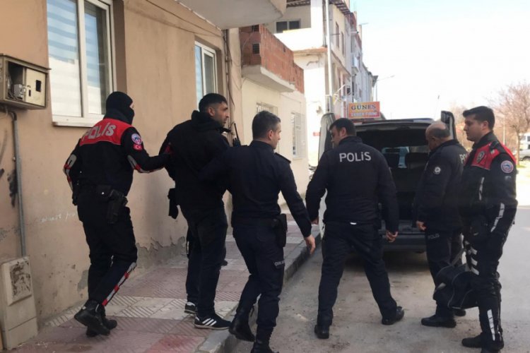 Manisa'da polis, cezaevi firarisini evinde yakaladı