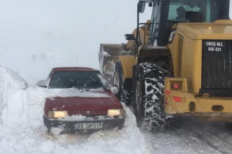 Yolda mahsur kalan &ouml;ğretmenler, ekipler tarafından kurtarıldı
