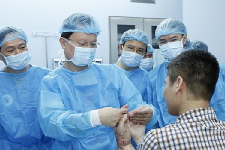 Vietnam'da canlı don&ouml;rden el nakli yapıldı