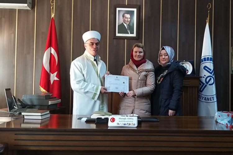 Ukraynalı kadın misafirliğe geldiği Boz&uuml;y&uuml;k'te M&uuml;sl&uuml;man oldu