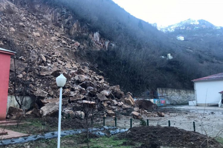 Dağdan kopan kayalar okulun bah&ccedil;esine d&uuml;şt&uuml;