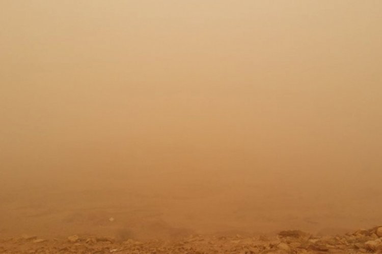 Suudi Arabistan'da toz fırtınası hayatı fel&ccedil; etti