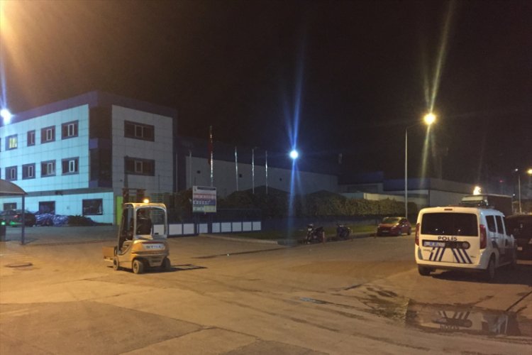 Al&uuml;minyum eritme kazanı ile makine arasına sıkışan iş&ccedil;iler yaralandı