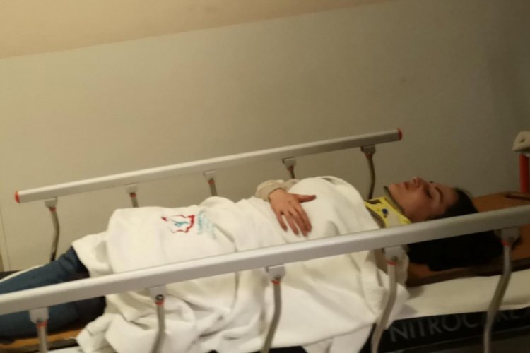 Bursa'da aşırı hızlı otomobil yol kenarındaki tezgaha daldı: 2 yaralı