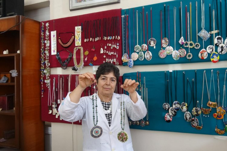 Hayvan kemiklerini sanat eserine d&ouml;n&uuml;şt&uuml;r&uuml;yor