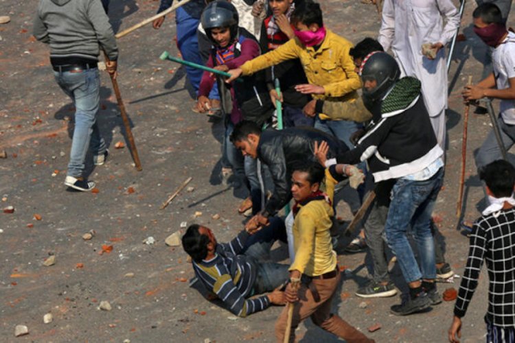 Yeni Delhi'deki protestolarda &ouml;l&uuml; sayısı artıyor