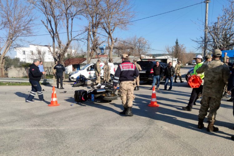 Jandarma motosikletleri ile otomobil &ccedil;arpıştı: 3 asker yaralı