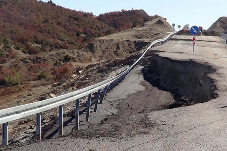 &Ccedil;&ouml;kme ve heyelan il&ccedil;e yolunu kapattı