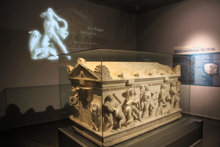 İnşaatın temel kazısında bulunan Herakles lahdi, m&uuml;zede sergileniyor