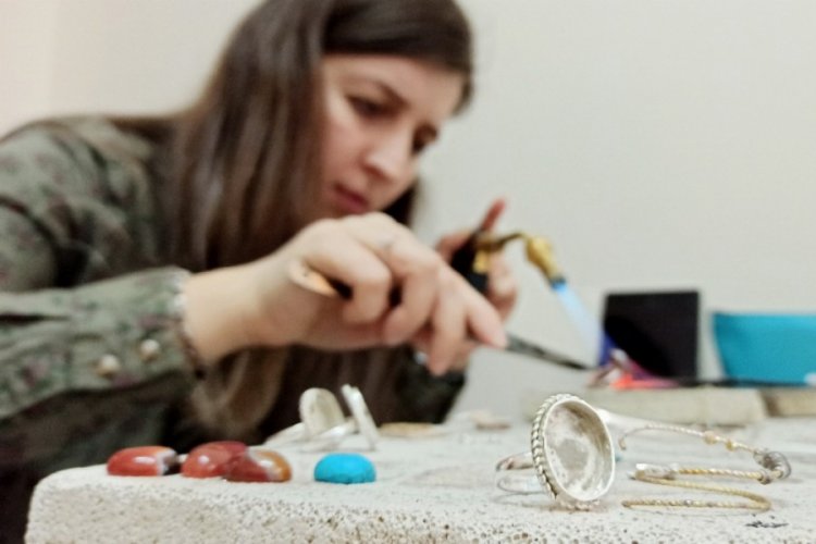 Ev hanımları g&uuml;m&uuml;şe hayat veriyor