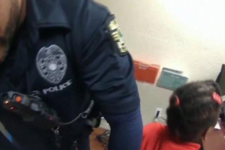 ABD'de 6 yaşındaki kız &ccedil;ocuğu kelep&ccedil;e takılarak g&ouml;zaltına alındı